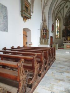 Predigt zu Psalm 62,6-7 1. Sonntag nach Trinitatis zur Ruhe kommen im Gebet Beten Entspannen Entspannung Stille Erholung Stress abbauen Südtirol Kirche Kirchenbank Abtei Alta Badia 