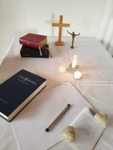 Kreative Glaubenshelfer und Erinnerungsstücke Gesangbuch Bibelverse Kreuz Jesus Christus