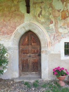 Predigt zu 1. Mose 28,10-16 12. Sonntag nach Trinitatis Tür an der kleinen Kapelle in Lajen Südtirol Dolomiten Grödnertal 