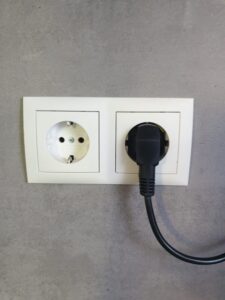 Quellen des Glaubens Steckdosen mit Stecker angeschlossen