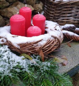 Home Adventskranz im Schnee Adventskerzen Advent Besinnung schöne Adventszeit