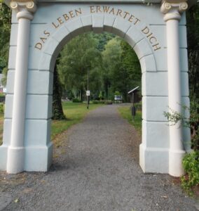 Predigt zu 1. Korinther 1,18-25 Sonntag Invokavit Gott öffnet jedem die Tür Gottes Liebe offen Tor Tür zum Leben